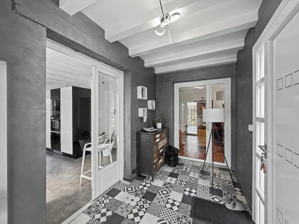 Maison familiale de 149 m² avec dépendance, piscine et grand terrain – Changé
