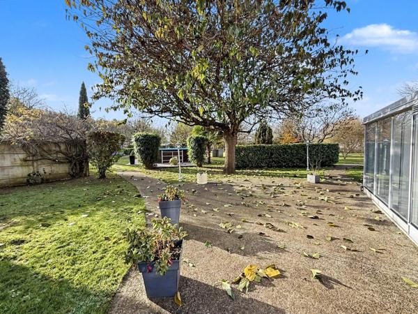 Maison familiale de 149 m² avec dépendance, piscine et grand terrain – Changé
