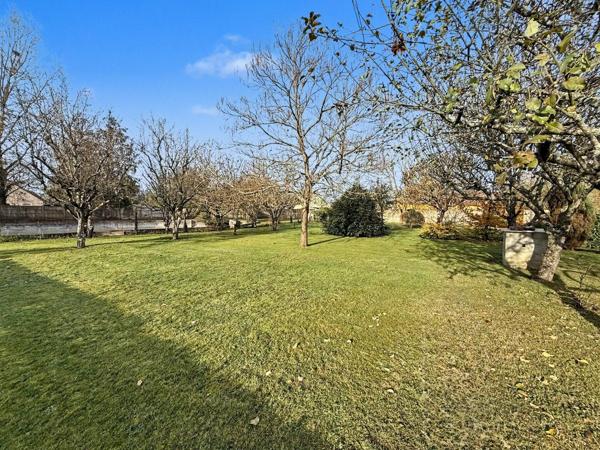 Maison familiale de 149 m² avec dépendance, piscine et grand terrain – Changé