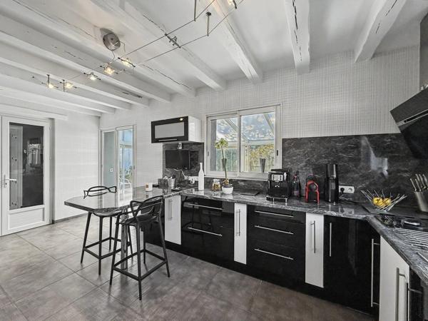 Maison familiale de 149 m² avec dépendance, piscine et grand terrain – Changé
