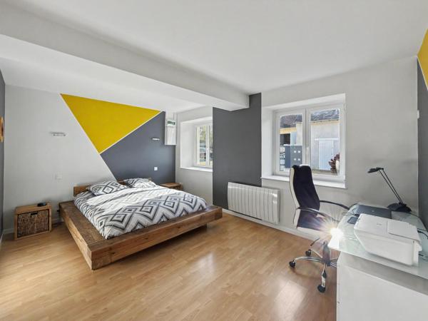 Maison familiale de 149 m² avec dépendance, piscine et grand terrain – Changé