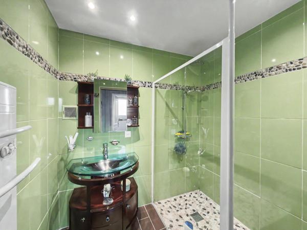 Maison familiale de 149 m² avec dépendance, piscine et grand terrain – Changé