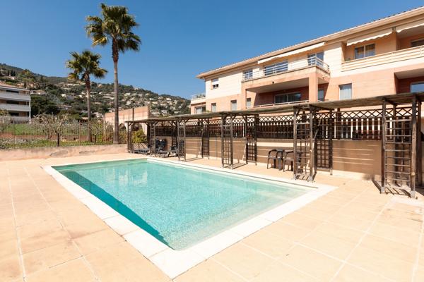 A Mandelieu un appartement avec une Chambre et beau jardin