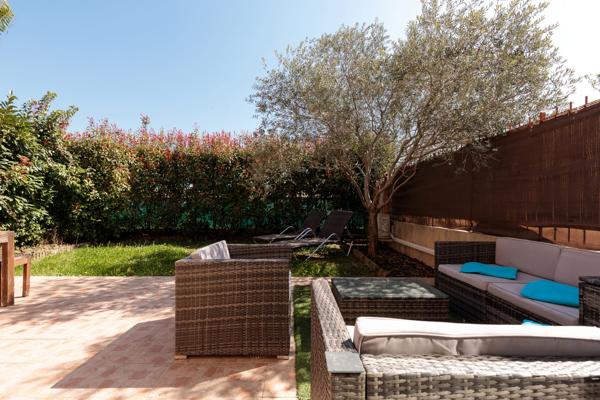 A Mandelieu un appartement avec une Chambre et beau jardin