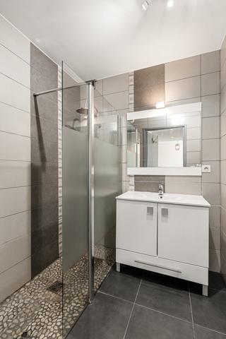A Mandelieu un appartement avec une Chambre et beau jardin