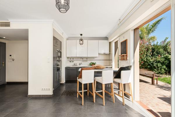 A Mandelieu un appartement avec une Chambre et beau jardin