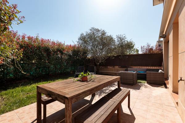 A Mandelieu un appartement avec une Chambre et beau jardin