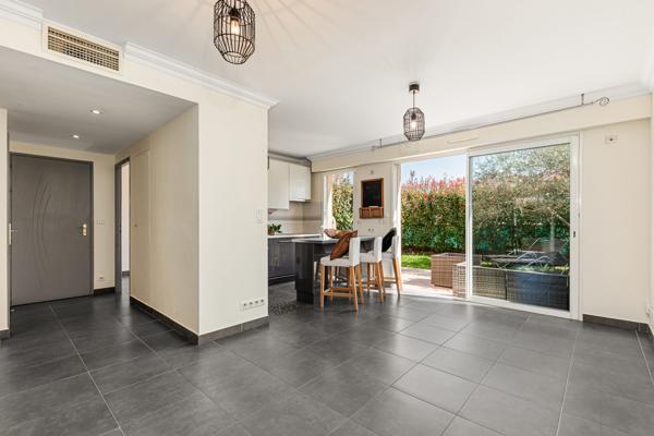 A Mandelieu un appartement avec une Chambre et beau jardin