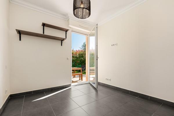A Mandelieu un appartement avec une Chambre et beau jardin