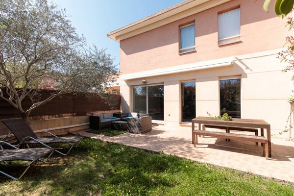 A Mandelieu un appartement avec une Chambre et beau jardin