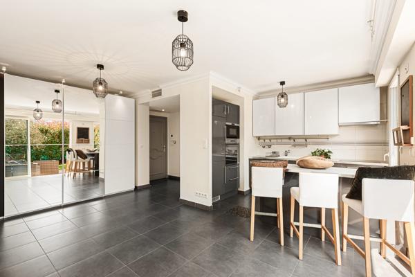 A Mandelieu un appartement avec une Chambre et beau jardin