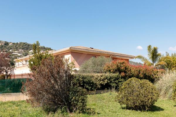 A Mandelieu un appartement avec une Chambre et beau jardin