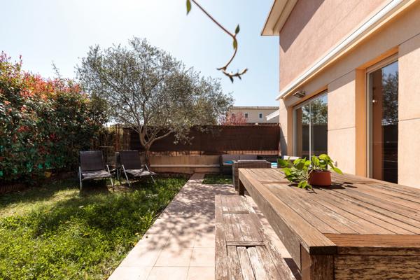 A Mandelieu un appartement avec une Chambre et beau jardin