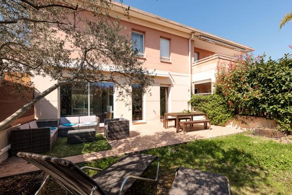 A Mandelieu un appartement avec une Chambre et beau jardin