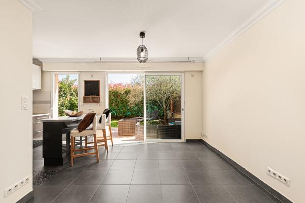 A Mandelieu un appartement avec une Chambre et beau jardin