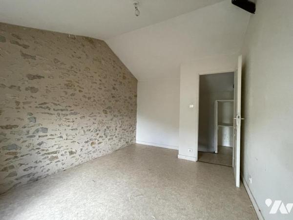 Ensemble immobilier constitué de trois logements locatifs.