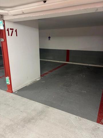 Vente                                                      Parking
                        
                                                            à Paris 12