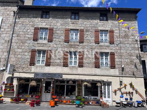 EXCLUSIVITE ! Immeuble en pierre à rénover avec local commercial dans le centre de Tence