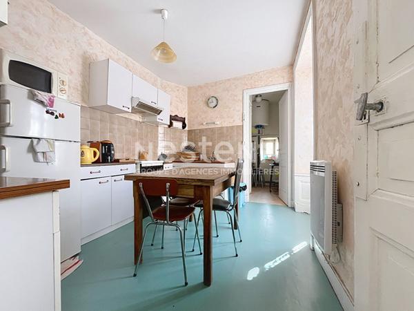 EXCLUSIVITE ! Immeuble en pierre à rénover avec local commercial dans le centre de Tence