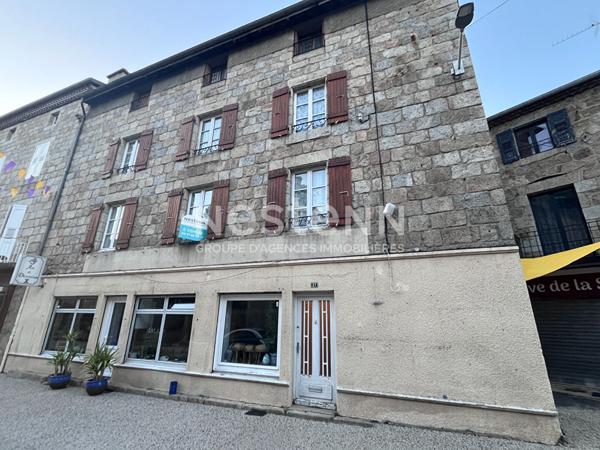 EXCLUSIVITE ! Immeuble en pierre à rénover avec local commercial dans le centre de Tence