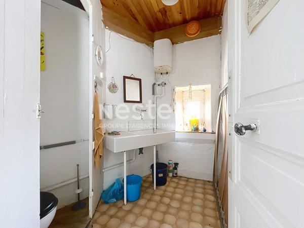 EXCLUSIVITE ! Immeuble en pierre à rénover avec local commercial dans le centre de Tence