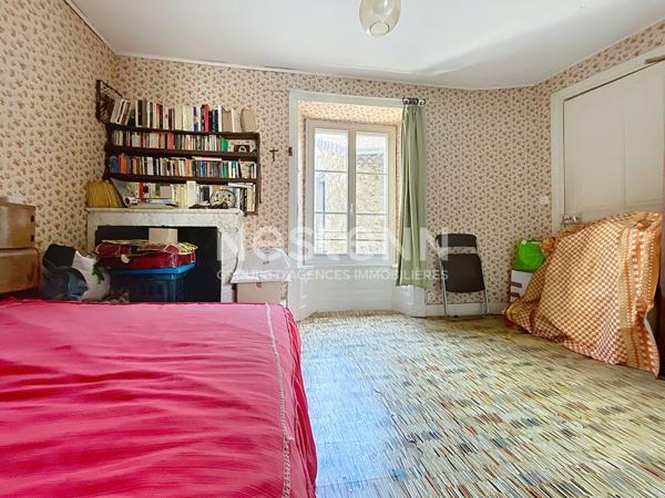 EXCLUSIVITE ! Immeuble en pierre à rénover avec local commercial dans le centre de Tence