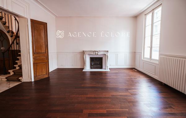 Élégante maison de maître en plein cœur de ville avec jardin garage et caves