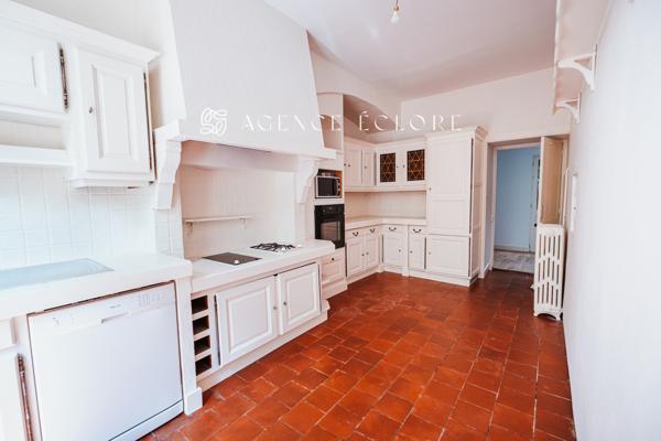 Élégante maison de maître en plein cœur de ville avec jardin garage et caves