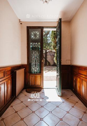 Élégante maison de maître en plein cœur de ville avec jardin garage et caves