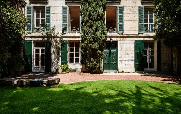 Élégante maison de maître en plein cœur de ville avec jardin garage et caves