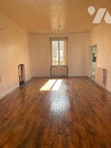 MAISON EN PIERRES MITOYENNE D'UN COTE