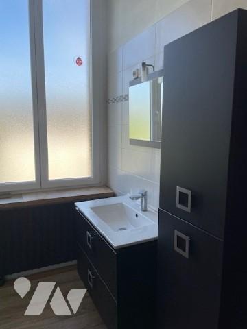 MAISON EN PIERRES MITOYENNE D'UN COTE