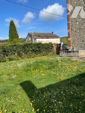 MAISON EN PIERRES MITOYENNE D'UN COTE