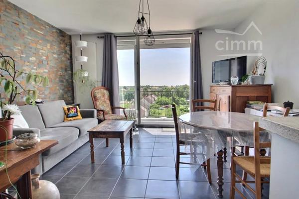 Appartement T3 situé au 6 ème et dernier étage de la résidence Mazieres à  Bourges.