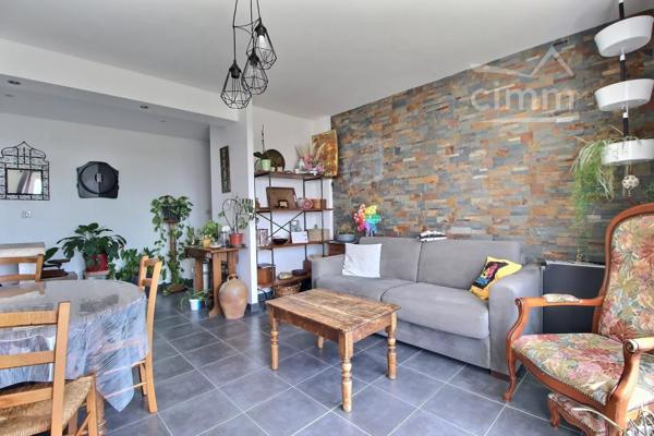 Appartement T3 situé au 6 ème et dernier étage de la résidence Mazieres à  Bourges.