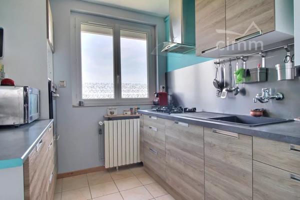 Appartement T3 situé au 6 ème et dernier étage de la résidence Mazieres à  Bourges.