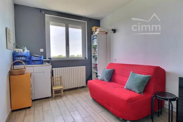 Appartement T3 situé au 6 ème et dernier étage de la résidence Mazieres à  Bourges.