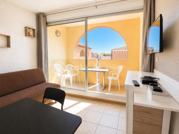 EXCLUSIVITE - RARE Situé dans un secteur calme et recherché de Port Leucate, ce charmant appartement T2 de 25 m² au 2me étage saura vous séduire par sa luminosité et sa proximité avec la mer et le port.
Exposition EST - loggia agréable - place de parking privative - cuisine équipée - chambre séparée - salle d'eau /WC - résidence sans ascenseur.
A 10 mn à pied de la mer, à 1 mn du port, charges 60€/mois, TF 650€
HAI : 74 500 € : idéal pour résidence secondaire ou investissement locatif ou pied-à-terre au soleil