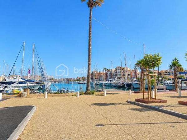 EXCLUSIVITE - RARE Situé dans un secteur calme et recherché de Port Leucate, ce charmant appartement T2 de 25 m² au 2me étage saura vous séduire par sa luminosité et sa proximité avec la mer et le port.
Exposition EST - loggia agréable - place de parking privative - cuisine équipée - chambre séparée - salle d'eau /WC - résidence sans ascenseur.
A 10 mn à pied de la mer, à 1 mn du port, charges 60€/mois, TF 650€
HAI : 74 500 € : idéal pour résidence secondaire ou investissement locatif ou pied-à-terre au soleil