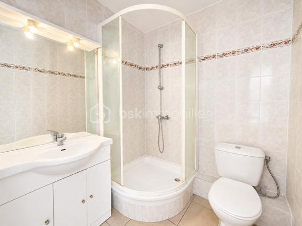 EXCLUSIVITE - RARE Situé dans un secteur calme et recherché de Port Leucate, ce charmant appartement T2 de 25 m² au 2me étage saura vous séduire par sa luminosité et sa proximité avec la mer et le port.
Exposition EST - loggia agréable - place de parking privative - cuisine équipée - chambre séparée - salle d'eau /WC - résidence sans ascenseur.
A 10 mn à pied de la mer, à 1 mn du port, charges 60€/mois, TF 650€
HAI : 74 500 € : idéal pour résidence secondaire ou investissement locatif ou pied-à-terre au soleil