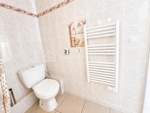 EXCLUSIVITE - RARE Situé dans un secteur calme et recherché de Port Leucate, ce charmant appartement T2 de 25 m² au 2me étage saura vous séduire par sa luminosité et sa proximité avec la mer et le port.
Exposition EST - loggia agréable - place de parking privative - cuisine équipée - chambre séparée - salle d'eau /WC - résidence sans ascenseur.
A 10 mn à pied de la mer, à 1 mn du port, charges 60€/mois, TF 650€
HAI : 74 500 € : idéal pour résidence secondaire ou investissement locatif ou pied-à-terre au soleil