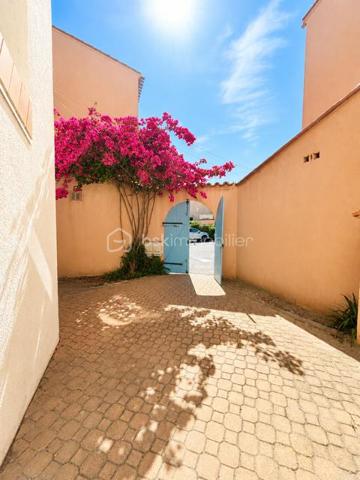 EXCLUSIVITE - RARE Situé dans un secteur calme et recherché de Port Leucate, ce charmant appartement T2 de 25 m² au 2me étage saura vous séduire par sa luminosité et sa proximité avec la mer et le port.
Exposition EST - loggia agréable - place de parking privative - cuisine équipée - chambre séparée - salle d'eau /WC - résidence sans ascenseur.
A 10 mn à pied de la mer, à 1 mn du port, charges 60€/mois, TF 650€
HAI : 74 500 € : idéal pour résidence secondaire ou investissement locatif ou pied-à-terre au soleil