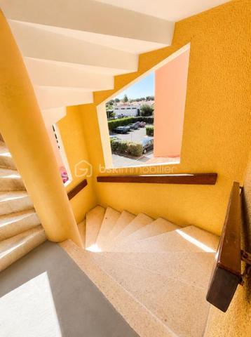 EXCLUSIVITE - RARE Situé dans un secteur calme et recherché de Port Leucate, ce charmant appartement T2 de 25 m² au 2me étage saura vous séduire par sa luminosité et sa proximité avec la mer et le port.
Exposition EST - loggia agréable - place de parking privative - cuisine équipée - chambre séparée - salle d'eau /WC - résidence sans ascenseur.
A 10 mn à pied de la mer, à 1 mn du port, charges 60€/mois, TF 650€
HAI : 74 500 € : idéal pour résidence secondaire ou investissement locatif ou pied-à-terre au soleil