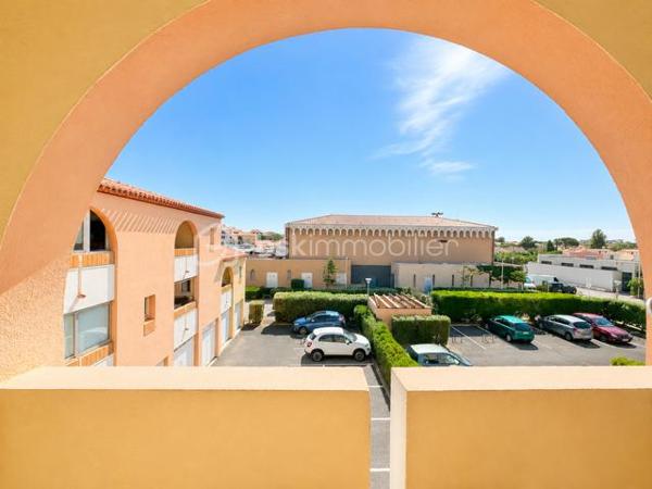 EXCLUSIVITE - RARE Situé dans un secteur calme et recherché de Port Leucate, ce charmant appartement T2 de 25 m² au 2me étage saura vous séduire par sa luminosité et sa proximité avec la mer et le port.
Exposition EST - loggia agréable - place de parking privative - cuisine équipée - chambre séparée - salle d'eau /WC - résidence sans ascenseur.
A 10 mn à pied de la mer, à 1 mn du port, charges 60€/mois, TF 650€
HAI : 74 500 € : idéal pour résidence secondaire ou investissement locatif ou pied-à-terre au soleil