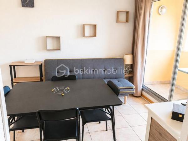 EXCLUSIVITE - RARE Situé dans un secteur calme et recherché de Port Leucate, ce charmant appartement T2 de 25 m² au 2me étage saura vous séduire par sa luminosité et sa proximité avec la mer et le port.
Exposition EST - loggia agréable - place de parking privative - cuisine équipée - chambre séparée - salle d'eau /WC - résidence sans ascenseur.
A 10 mn à pied de la mer, à 1 mn du port, charges 60€/mois, TF 650€
HAI : 74 500 € : idéal pour résidence secondaire ou investissement locatif ou pied-à-terre au soleil