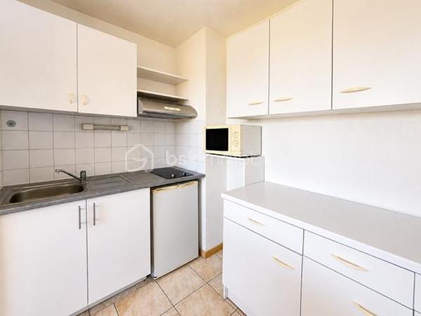 EXCLUSIVITE - RARE Situé dans un secteur calme et recherché de Port Leucate, ce charmant appartement T2 de 25 m² au 2me étage saura vous séduire par sa luminosité et sa proximité avec la mer et le port.
Exposition EST - loggia agréable - place de parking privative - cuisine équipée - chambre séparée - salle d'eau /WC - résidence sans ascenseur.
A 10 mn à pied de la mer, à 1 mn du port, charges 60€/mois, TF 650€
HAI : 74 500 € : idéal pour résidence secondaire ou investissement locatif ou pied-à-terre au soleil