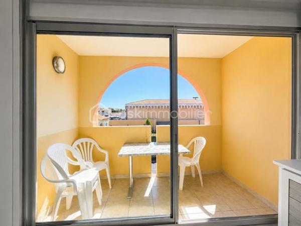EXCLUSIVITE - RARE Situé dans un secteur calme et recherché de Port Leucate, ce charmant appartement T2 de 25 m² au 2me étage saura vous séduire par sa luminosité et sa proximité avec la mer et le port.
Exposition EST - loggia agréable - place de parking privative - cuisine équipée - chambre séparée - salle d'eau /WC - résidence sans ascenseur.
A 10 mn à pied de la mer, à 1 mn du port, charges 60€/mois, TF 650€
HAI : 74 500 € : idéal pour résidence secondaire ou investissement locatif ou pied-à-terre au soleil