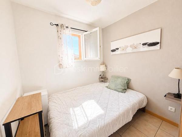 EXCLUSIVITE - RARE Situé dans un secteur calme et recherché de Port Leucate, ce charmant appartement T2 de 25 m² au 2me étage saura vous séduire par sa luminosité et sa proximité avec la mer et le port.
Exposition EST - loggia agréable - place de parking privative - cuisine équipée - chambre séparée - salle d'eau /WC - résidence sans ascenseur.
A 10 mn à pied de la mer, à 1 mn du port, charges 60€/mois, TF 650€
HAI : 74 500 € : idéal pour résidence secondaire ou investissement locatif ou pied-à-terre au soleil