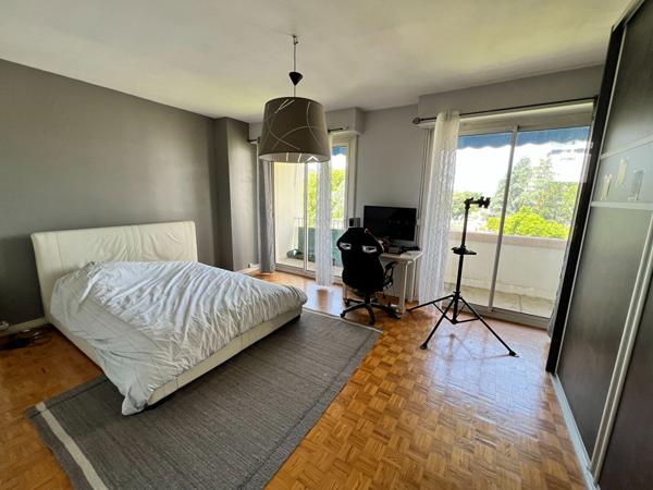 PAU Appartement Duplex 6 pièce(s) 139 m2 avec 4 balcons, un parking couvert sécurisé et une cave
