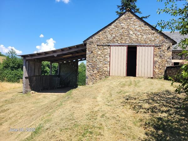 Un corps de ferme avec dépendances - 7kms de Villefranche de Rouergue Morlhon le haut